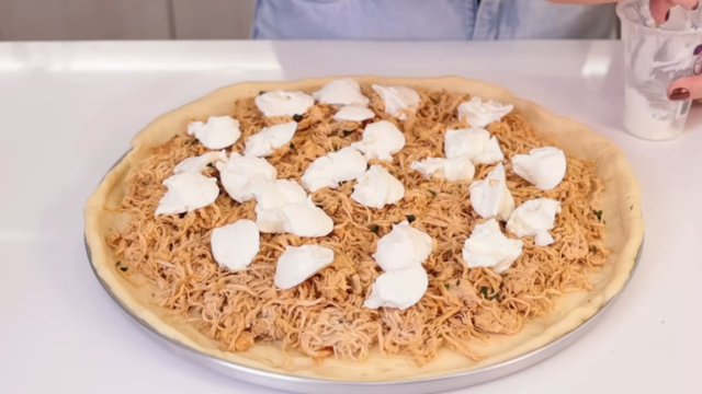 O recheio fica muito cremoso. (Créditos: Leticia Sweet Cake/ reprodução YouTube)