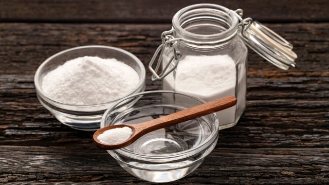 Para remover as manchas amareladas das fronhas, o ideal é usar o bicarbonato e o vinagre em etapas separadas da lavagem (Créditos: Shutterstock)