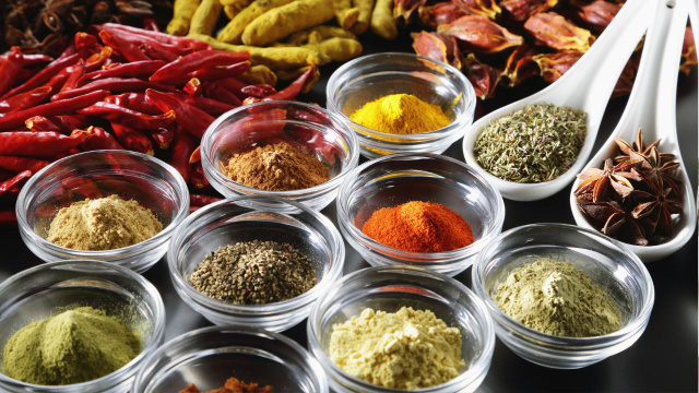 7 temperos essenciais que todo mundo deve ter em casa para fazer comida gostosa