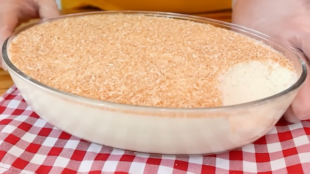 Você já provou areia movediça? Essa sobremesa é tão deliciosa que te puxa pro segundo pedaço até você devorar a travessa toda!