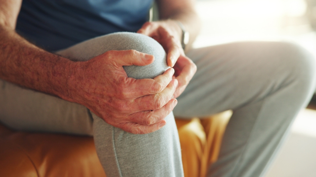 Pedro Azañón, fisioterapeuta: "A osteoartrite do joelho é um processo degenerativo natural e a dor pode ser causada por inflamação, inatividade ou outros fatores relacionados ao estilo de vida."