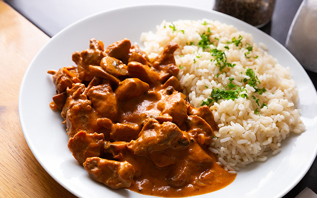 Molho cremoso, carne suculenta e batatinha sauté: o melhor strogonoff de mignon que você vai comer na vida
