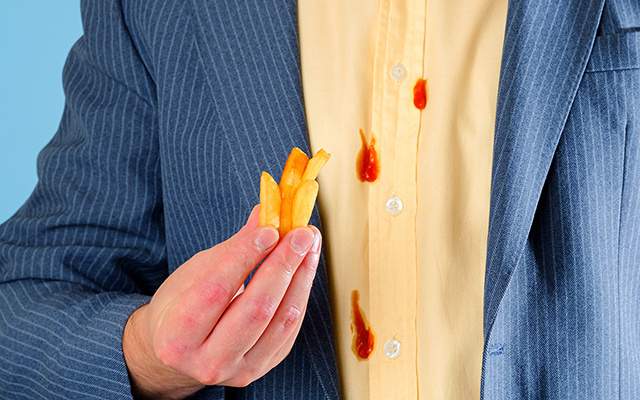 Poucos sabem, mas meu avô cientista me explicou: a razão científica pela qual o ketchup sempre respinga em clientes inocentes