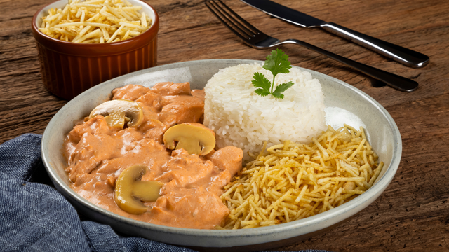 Esse strogonoff sem creme de leite do TudoGostoso me surpreendeu: ficou tão cremoso que nunca mais senti falta da receita tradicional