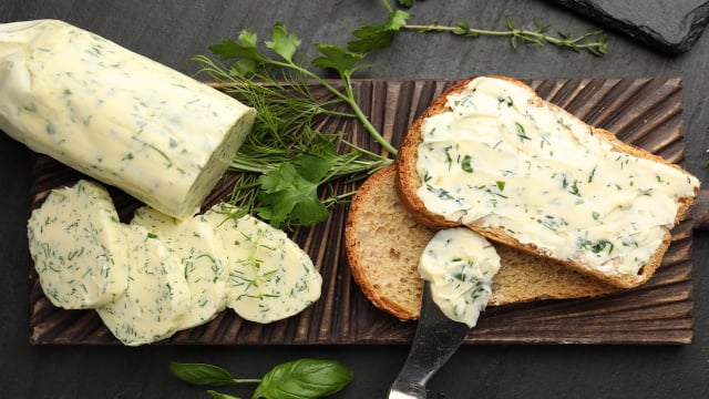 Manteiga temperada com pedaços de vegetais e o toque marcante de temperos naturais. (Foto: Shutterstock)