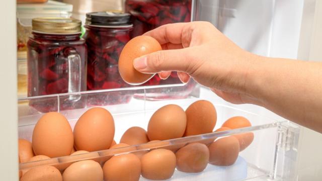 Ovos na porta da geladeira: será mesmo? (Crédito: shutterstock)
