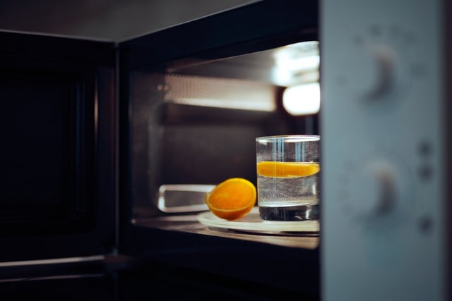 O cheiro de comida no micro-ondas ficou para trás: aqueça esses 3 ingredientes por 3 minutos e acabe com o odor de uma vez por todas