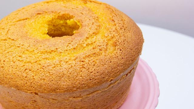 Eu finalmente recriei o bolo de fubá da minha avó (e ficou melhor do que eu lembrava)