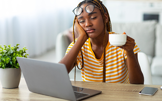 Por que você não deve tomar café puro na ressaca e o que beber no lugar