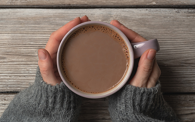 Nem leite, nem açúcar: esse chocolate quente fica tão gostoso quanto o tradicional e é muito mais saudável