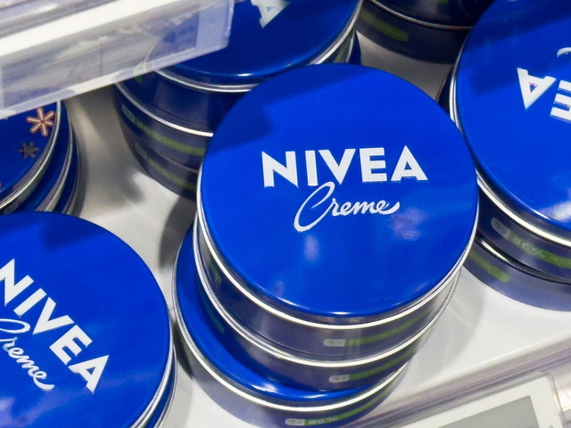Eu nunca teria pensado em reutilizar latas vazias de Nivea para fazer organizadores de cozinha: elas ficam lindas