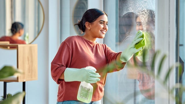 Prefira limpar as janelas nas primeiras horas da manhã, no fim da tarde ou em dias nublados para evitar manchas (Créditos: Shutterstock)