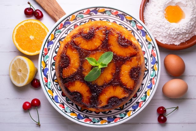 O bolo de abacaxi mais macio que já provei leva leite condensado e fica impossível comer só um pedaço
