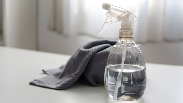 O vinagre deve ser misturado com água antes de ser aplicado nos vidros de casa (Créditos: Shutterstock)