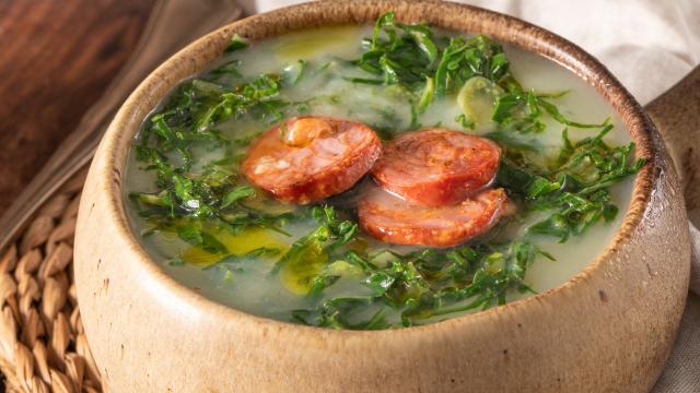 Caldo verde com mandioca ou batata? Não importa, eu te ensino os dois jeitos para você fazer e arrasar em qualquer Festa Junina