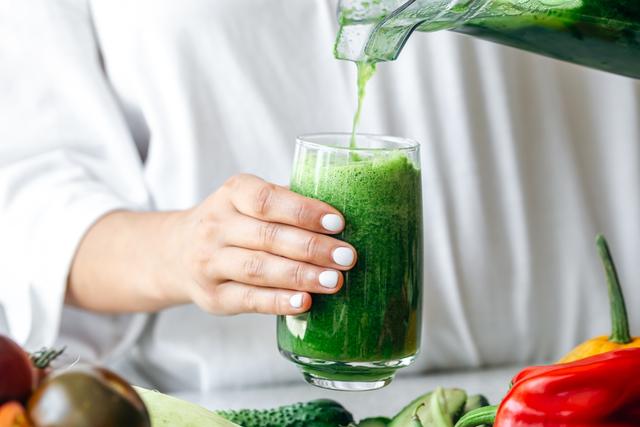 Vitamina verde para beber em jejum: bebida reduz os níveis de açúcar no sangue