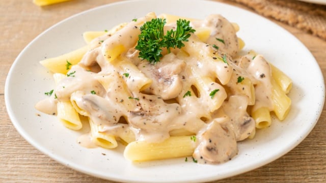 Macarrão ao molho branco com champignon e ervas picadas por cima (Créditos: TudoGostoso)