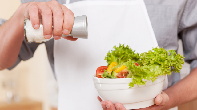 Poucas pessoas sabem, mas não é recomendado temperar a salada com vinagre e sal com antecedência
