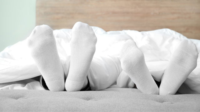 Psicologia explica hábito de dormir de meias: saiba o que significa para a saúde mental