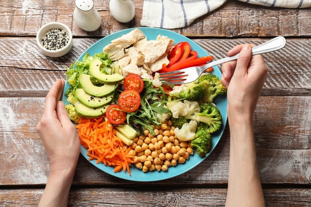 A maioria faz errado: nutricionista revela que o segredo para consumir fibras na quantidade certa não é comer mais salada