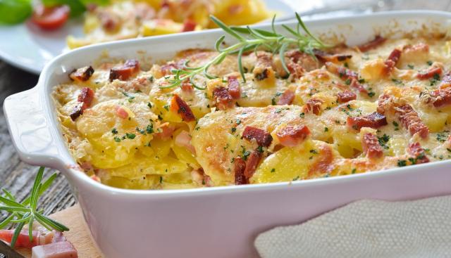 Batata cremosa com bacon gratinada é uma ótima pedida de acompanhamento para um almoço de domingo!