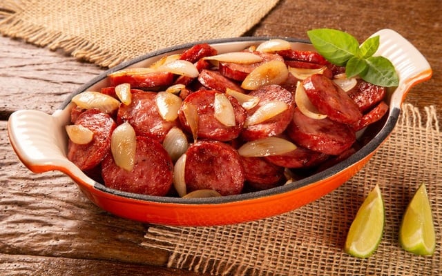 A linguiça acebola é um petisco de boteco clássico que não pode faltar (Créditos: TudoGostoso)