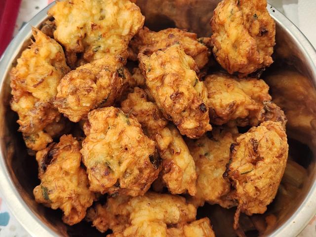 Bolinho de arroz igual tempurá, a receita perfeita para aproveitar as sobras do ingrediente que estão na geladeira!