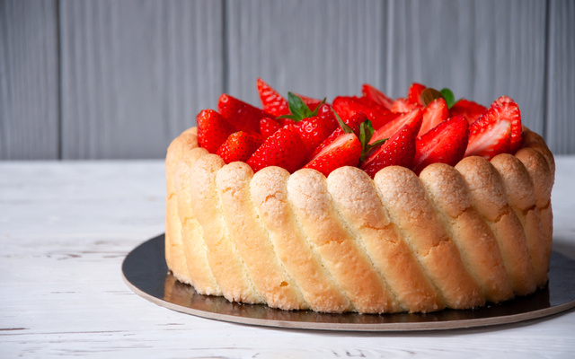 Receita de bolo Charlotte: um dos clássicos apresentados no MasterChef Confeitaria 2025 | Foto: Shutterstock