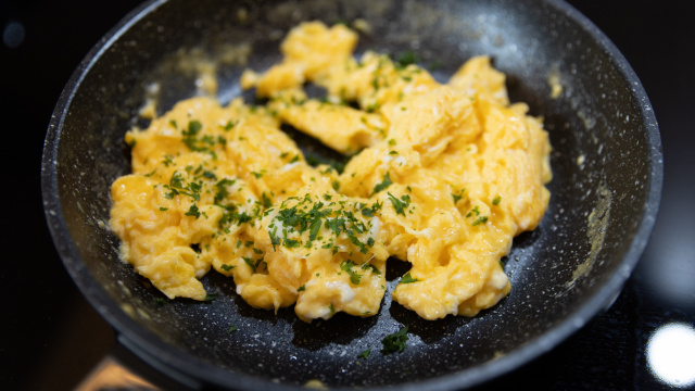 Com apenas um ingrediente seus ovos mexidos vão ficar iguais ao de café da manhã de hotel: cremoso e muito mais saboroso que o preparo comum