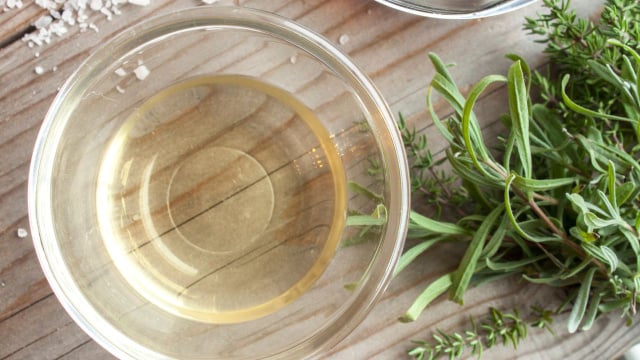 Sem mosquitos e sem odor desagradável: sua casa vai ficar cheirosa e protegida com essa mistura poderosa de alecrim com vinagre