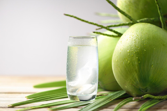 Sou nutricionista e garanto: água de coco tem propriedades incríveis, os filipinos a chamam de árvore da vida por um motivo