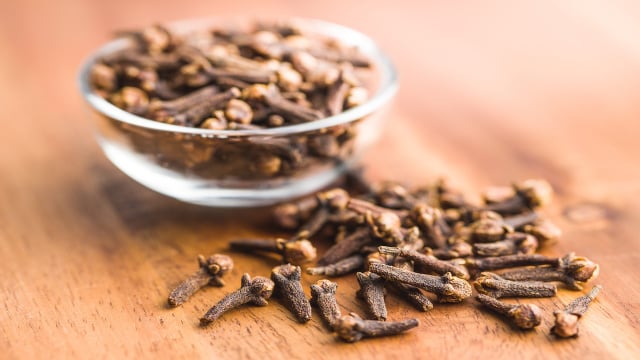 Carregar um cravo-da-índia embrulhado no pano: tradição, aroma ou superstição? Truque atravessa gerações