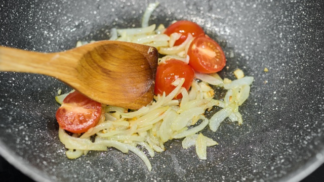 Como limpar colher de pau: 5 truques caseiros para eliminar bactérias e odores de vez