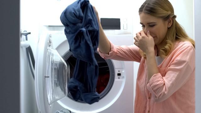 Roupa com cheiro ruim mesmo depois de lavada? Eu aposto que você comete esses erros durante a lavagem!