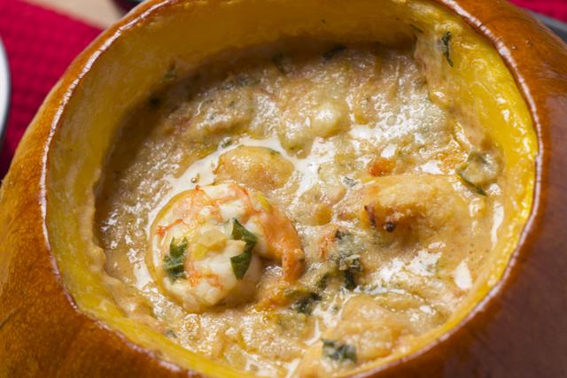 Camarão na moranga é uma receita de rico tão fácil que você pode fazer em casa e fica espetacular