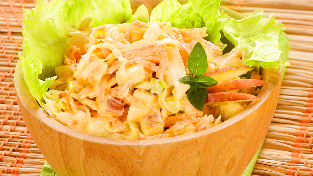 Salada de maçã, cenoura e repolho cremosa decorada com folhas de alface (Créditos: TudoGostoso)