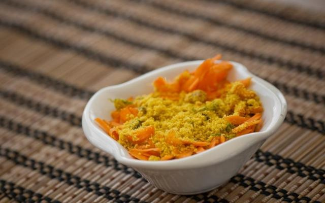 A farofa de cenoura tem muito sabor (Créditos: TudoGostoso)