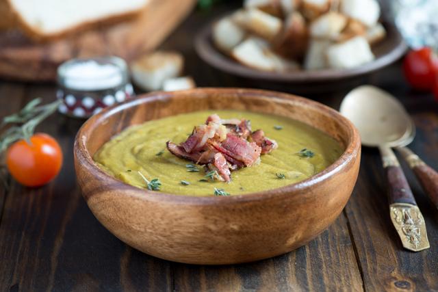 Um clássico do inverno brasileiro, a sopa de ervilha traz aquele sabor irresistível com um toquezinho de bacon (Créditos: Gilda Machado/TudoGostoso)