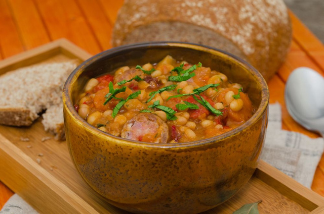 Receita de cassoulet, conhecido como feijoada francesa, é uma das afinidades entre Brasil e França. | Foto: Shutterstock