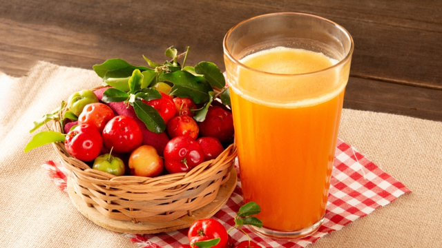 “Cientificamente comprovado”: o suco de acerola possui mais vitamina C que a laranja, diminui o colesterol e ajuda a emagrecer