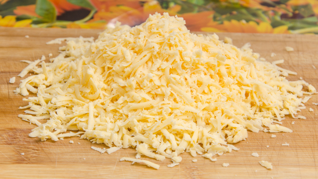 Funcionária de supermercado revela por que nunca compra queijo ralado e você também vai pensar duas vezes