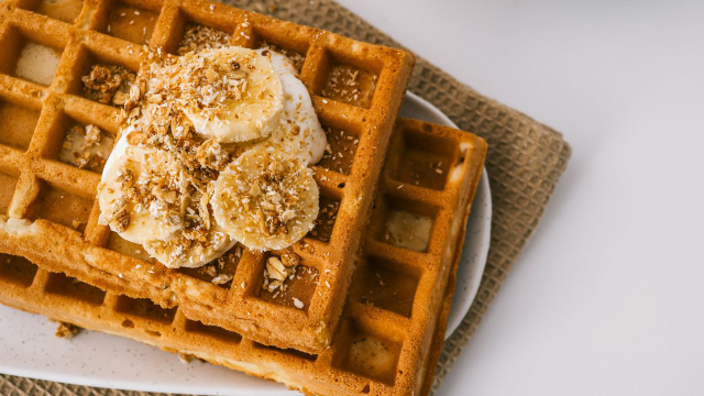 Nem farinha, nem açúcar, nem lactose: esse waffle de banana que aprendi a fazer na casa de uma amiga que é toda saudável virou meu café da manhã favorito