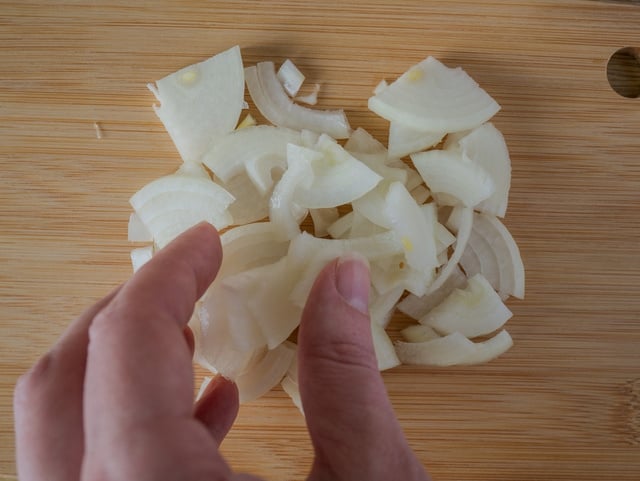 Pouca gente sabe por que a cebola fica amarga depois de cortada, mas o TudoGostoso explica como evitar e salvar suas receitas