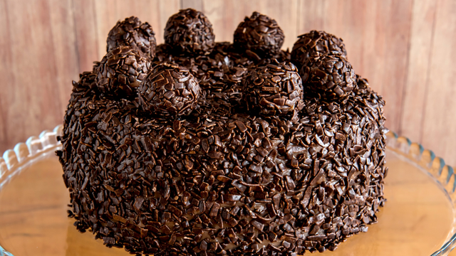 Bolo de brigadeiro está entre os melhores do mundo e o TudoGostoso ensina a receita PERFEITA para você fazer em casa