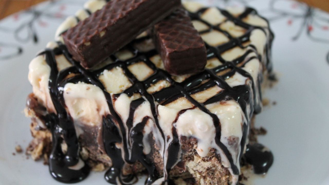 Fatia de torta de Bis com sorvete decorado com calda de chocolate e Bis (Créditos: TudoGostoso)