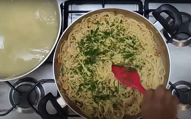 Esse é o segredo do melhor macarrão alho e óleo que aprendi com uma ex-dona de buffet