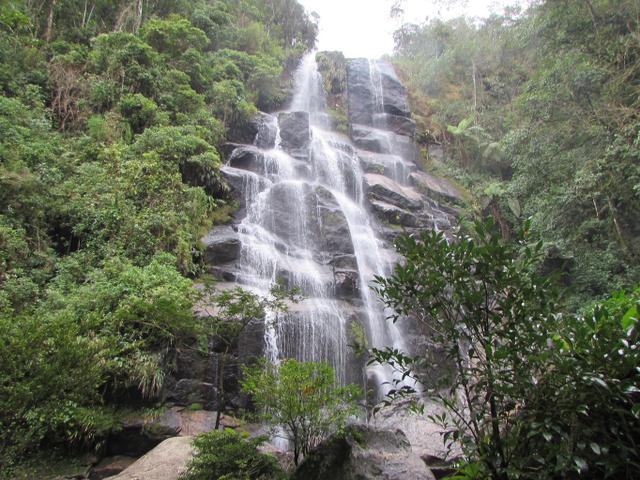 A Cachoeira Véu da Noiva, em Itatiaia, tem 40 metros de queda d'água e dá em um lago perfeito para mergulhar (Créditos: Paula Araripe/TudoGostoso)