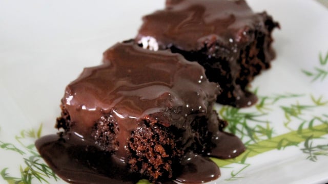 Adeus, bolo seco: aprenda essa receita de bolo de chocolate quente que derrete na boca e não precisa de batedeira!
