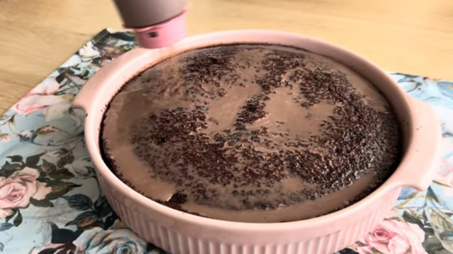 Use uma bisnaga para molhar o bolo ou despeje a calda aos poucos e com cuidado (Créditos: Reprodução/ YouTube @AgradávelCozinha)