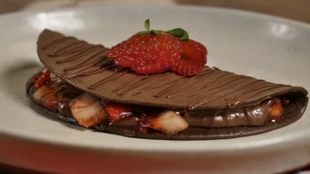 Esqueça o restaurante: esse crepe de brownie com creme de avelã e morango vai salvar a sua noite romântica